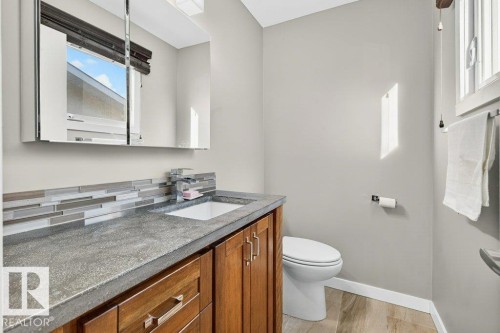 17232 76 Avenue, Edmonton, AB - Indoor Photo Showing Bathroom