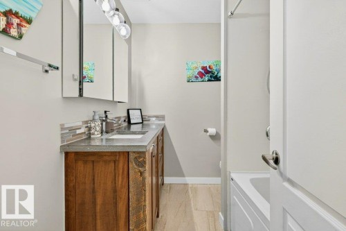 17232 76 Avenue, Edmonton, AB - Indoor Photo Showing Bathroom