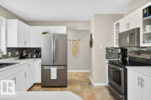 17232 76 Avenue, Edmonton, AB - Indoor Photo Showing Kitchen