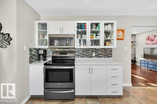 17232 76 Avenue, Edmonton, AB - Indoor Photo Showing Kitchen