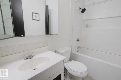 Bathroom with vanity and  shower combination - 3917/3919 54 Street, Wetaskiwin, AB - Indoor Photo Showing Bathroom