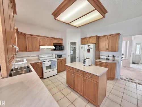 8416 160A Avenue, Edmonton, AB 