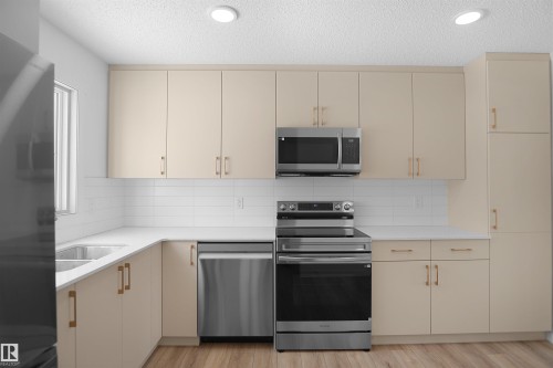 40 531 Merlin Landing Landing, Edmonton, AB - Indoor Photo Showing Kitchen With Double Sink With Upgraded Kitchen