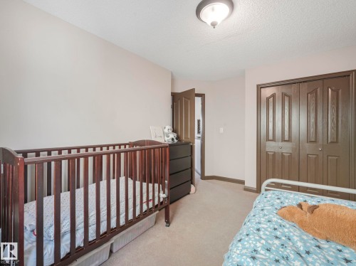 Bedroom with carpet flooring, a closet, and a textured ceiling - 960 Summerside Link, Edmonton, AB - Indoor Photo Showing Bedroom