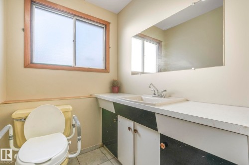 16611 90 Avenue, Edmonton, AB - Indoor Photo Showing Bathroom