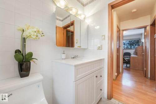 16611 90 Avenue, Edmonton, AB - Indoor Photo Showing Bathroom