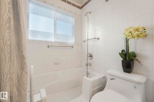 16611 90 Avenue, Edmonton, AB - Indoor Photo Showing Bathroom