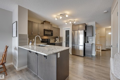 921 Ebbers Crescent, Edmonton, AB - Indoor Photo Showing Kitchen With Upgraded Kitchen