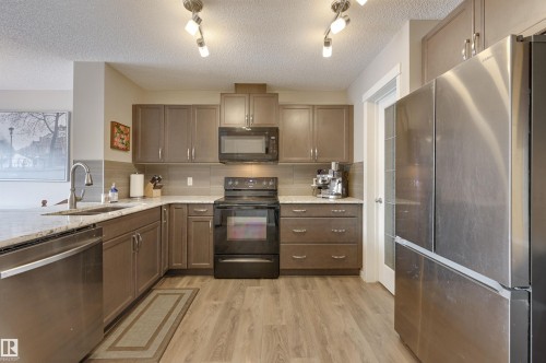 921 Ebbers Crescent, Edmonton, AB - Indoor Photo Showing Kitchen