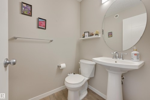 921 Ebbers Crescent, Edmonton, AB - Indoor Photo Showing Bathroom