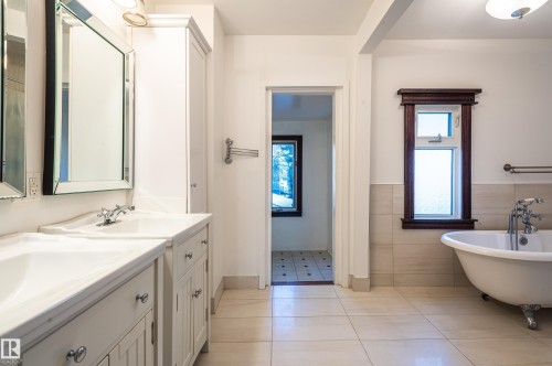 10918 81 Avenue, Edmonton, AB - Indoor Photo Showing Bathroom