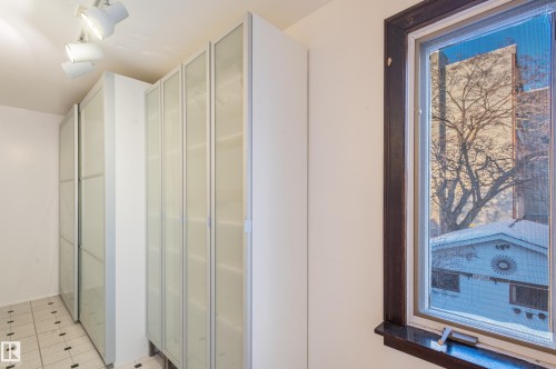 10918 81 Avenue, Edmonton, AB - Indoor Photo Showing Bathroom