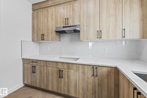 416 Pine Point(E), Leduc, AB - Indoor Photo Showing Kitchen