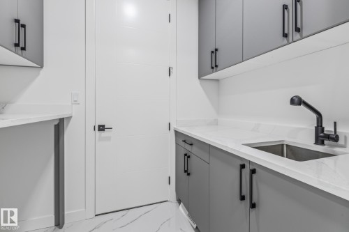 416 Pine Point(E), Leduc, AB - Indoor Photo Showing Kitchen