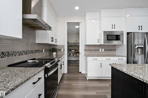 5211 23A Avenue, Edmonton, AB - Indoor Photo Showing Kitchen With Upgraded Kitchen