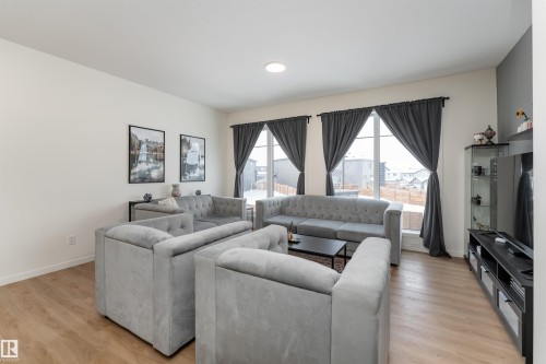 427 39 Street, Edmonton, AB - Indoor Photo Showing Living Room