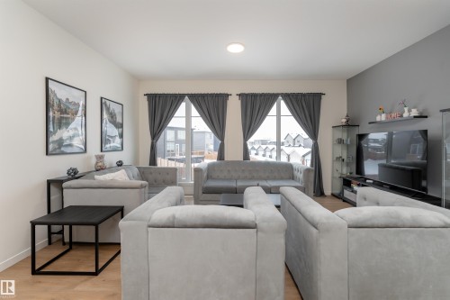 427 39 Street, Edmonton, AB - Indoor Photo Showing Living Room