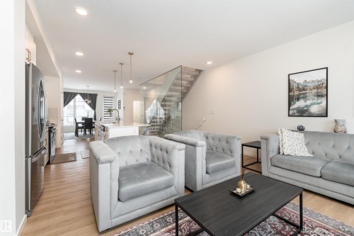 427 39 Street, Edmonton, AB - Indoor Photo Showing Living Room