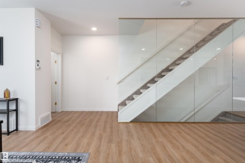 427 39 Street, Edmonton, AB - Indoor Photo Showing Other Room