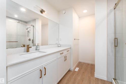 427 39 Street, Edmonton, AB - Indoor Photo Showing Bathroom