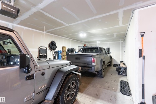 427 39 Street, Edmonton, AB - Indoor Photo Showing Garage