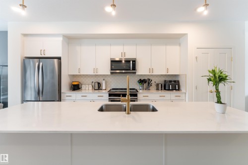 427 39 Street, Edmonton, AB - Indoor Photo Showing Kitchen With Stainless Steel Kitchen With Upgraded Kitchen