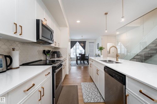 427 39 Street, Edmonton, AB - Indoor Photo Showing Kitchen With Stainless Steel Kitchen With Double Sink With Upgraded Kitchen