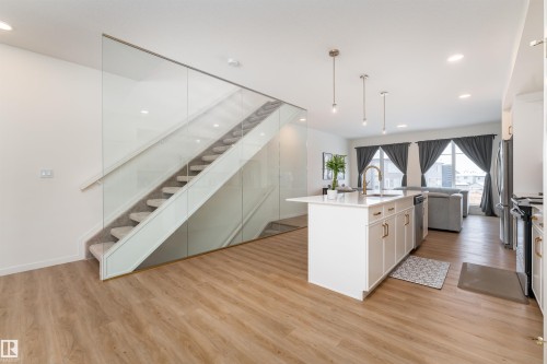 427 39 Street, Edmonton, AB - Indoor Photo Showing Kitchen With Upgraded Kitchen