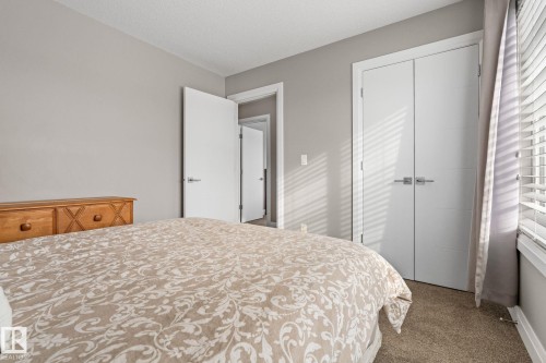 Bedroom featuring carpet floors, a closet, and a textured ceiling - 1043 South Creek Wynd, Stony Plain, AB - Indoor Photo Showing Bedroom