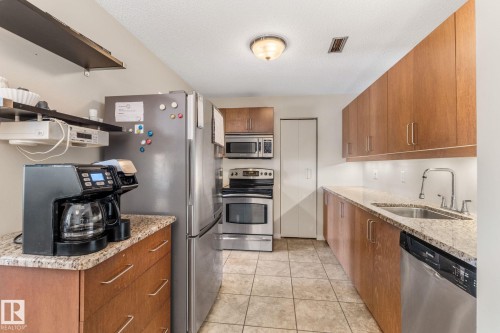 2324 151 Avenue, Edmonton, AB - Indoor Photo Showing Kitchen