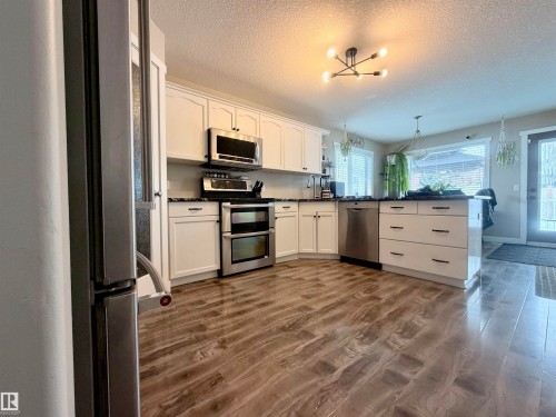 29 Walters Court, Leduc, AB - Indoor Photo Showing Kitchen