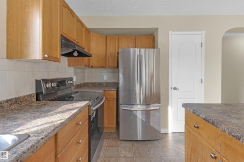 460 Gibb Wynd, Edmonton, AB - Indoor Photo Showing Kitchen