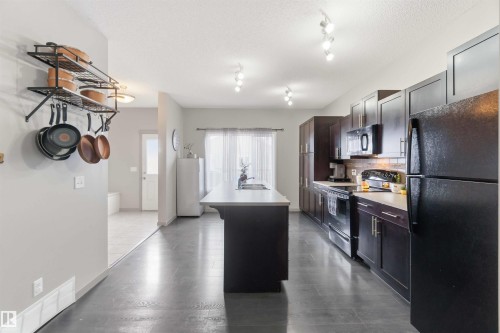 109 Santana Crescent, Fort Saskatchewan, AB - Indoor Photo Showing Kitchen