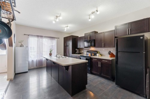 109 Santana Crescent, Fort Saskatchewan, AB - Indoor Photo Showing Kitchen With Double Sink