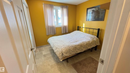 296 Greenoch Crescent, Edmonton, AB - Indoor Photo Showing Bedroom