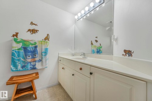11105 9 Avenue, Edmonton, AB - Indoor Photo Showing Bathroom