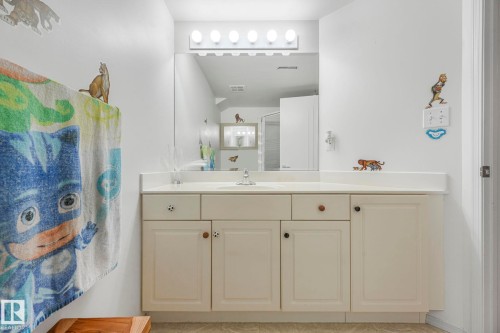 11105 9 Avenue, Edmonton, AB - Indoor Photo Showing Bathroom