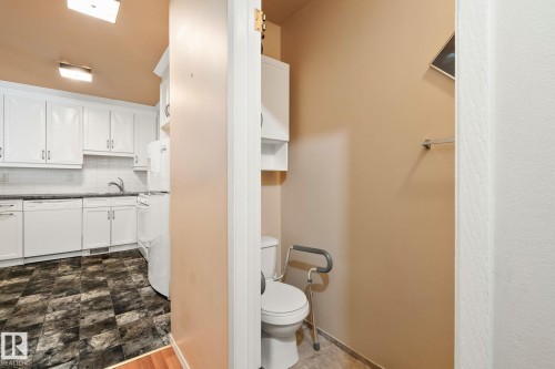 Bathroom with backsplash and vanity - 313 Willow Court, Edmonton, AB - Indoor Photo Showing Bathroom