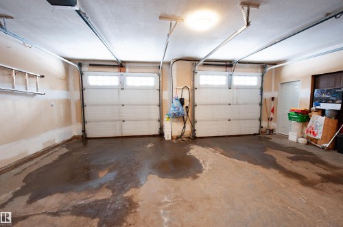47 River Heights Drive, Edmonton, AB - Indoor Photo Showing Garage