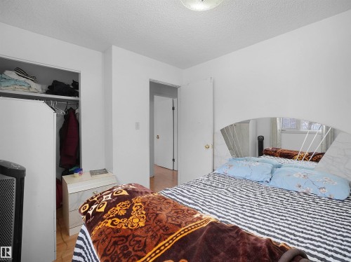 Bedroom featuring a closet and a textured ceiling - 17122 96 Street, Edmonton, AB - Indoor Photo Showing Bedroom