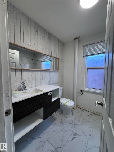 10730 92 Street, Edmonton, AB - Indoor Photo Showing Bathroom