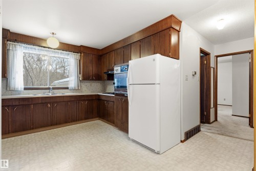 11323 35A Avenue, Edmonton, AB - Indoor Photo Showing Kitchen