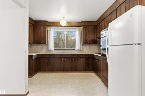 11323 35A Avenue, Edmonton, AB - Indoor Photo Showing Kitchen