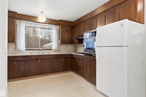 11323 35A Avenue, Edmonton, AB - Indoor Photo Showing Kitchen