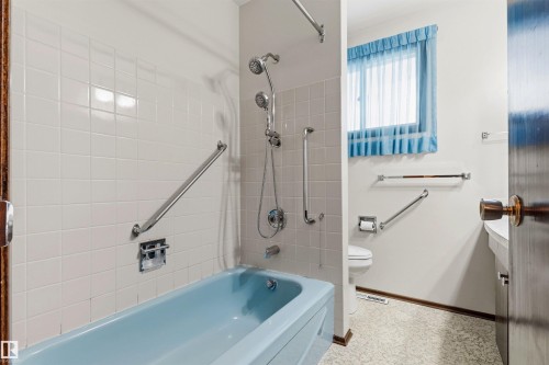 11323 35A Avenue, Edmonton, AB - Indoor Photo Showing Bathroom