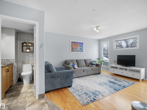 48 2004 Grantham Crest, Edmonton, AB - Indoor Photo Showing Living Room