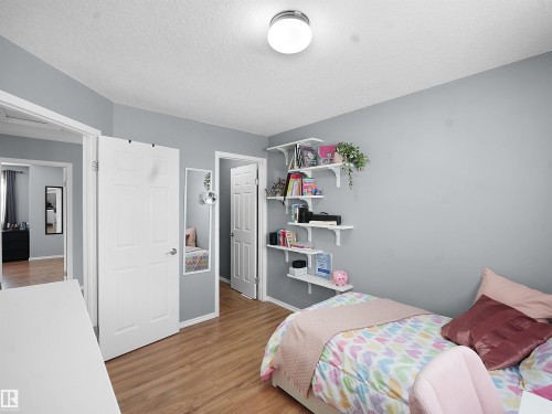 48 2004 Grantham Crest, Edmonton, AB - Indoor Photo Showing Bedroom