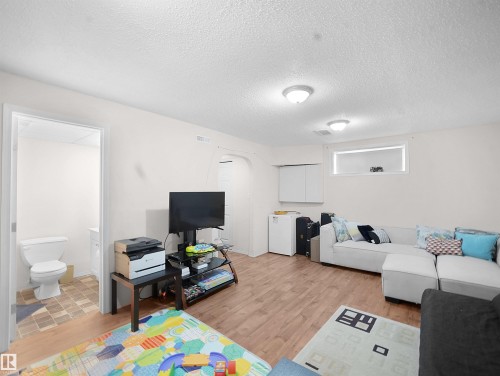 48 2004 Grantham Crest, Edmonton, AB - Indoor Photo Showing Living Room