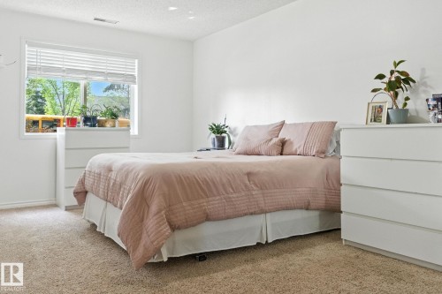 16303 95 Street, Edmonton, AB - Indoor Photo Showing Bedroom