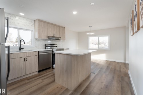 2001 West View Green, Edmonton, AB - Indoor Photo Showing Kitchen With Stainless Steel Kitchen With Upgraded Kitchen